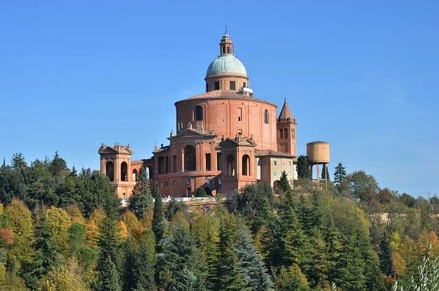 Sicht auf die Wallfahrtskirche San Luca nahe Bologna