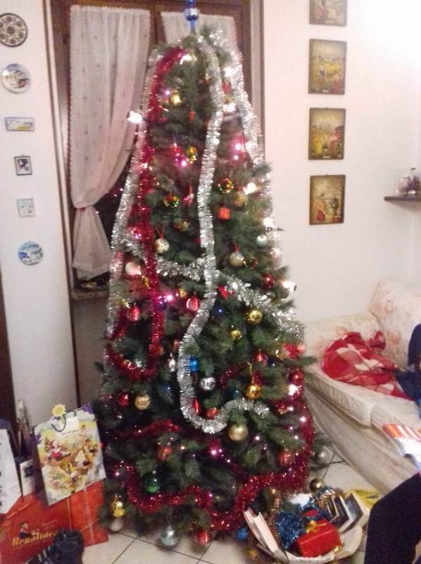 Heilig Abend in Italien in einer italienischen Familie mit Weihnachtsbaum und Geschenken