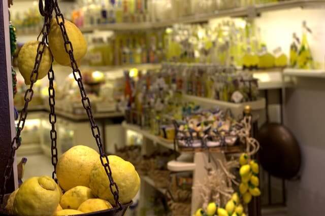 Der Limoncello wird aus Zitronen hergestellt und ist typisch für den Sorrent