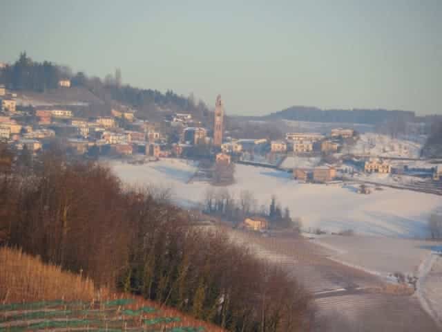 Idyllisch liegt das Dorf im Piemont mitten im Schnee