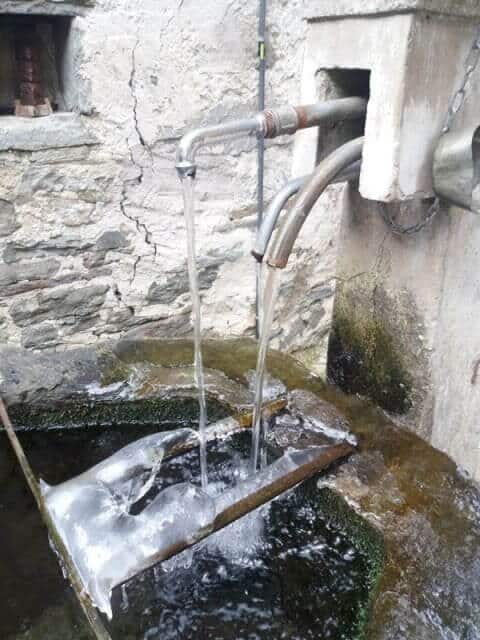 Vereiste Brunnen im Dorf
