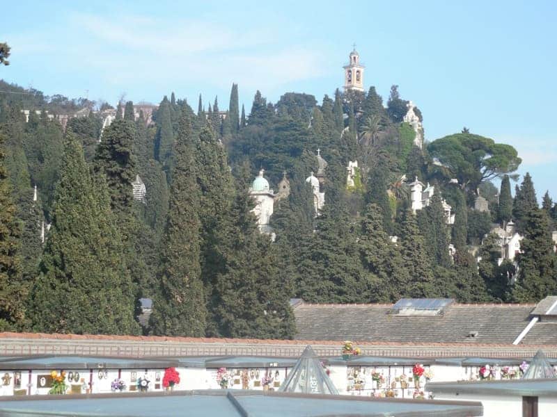 viele Kapellen und Statuen von Staglieno sieht man schon von Weitem