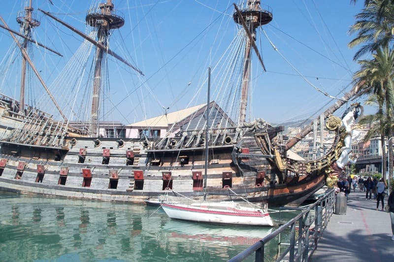 der alte Hafen mit seinem schönen historischen Schiff