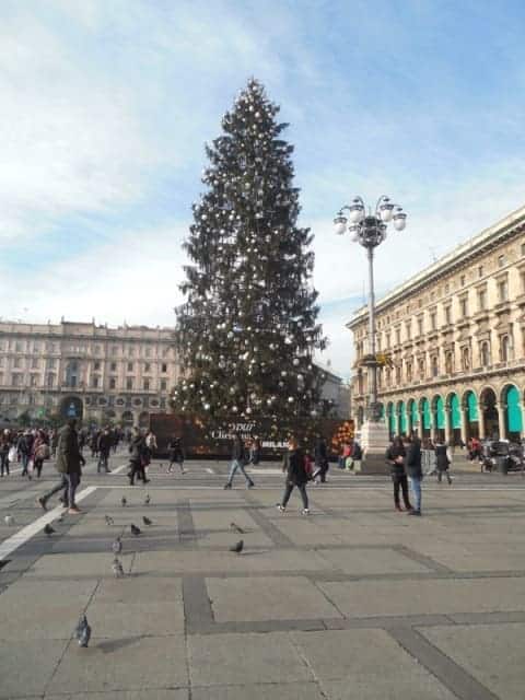 Geschmückter Weihnachtsbaum in Mailand im Winter