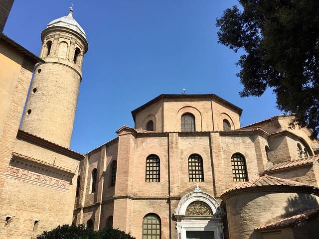 Die Basilika San Vitale in Ravenna von außen