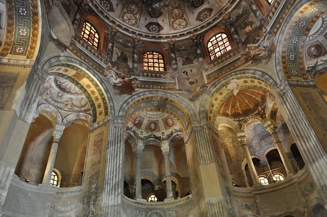 Schön ist die typisch byzantinische Architektur in Ravenna zu erkennen