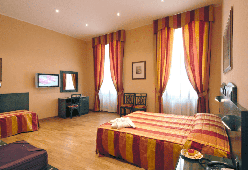 mediterran eingerichtetes Zimmer im Hotel Bologna in Pisa