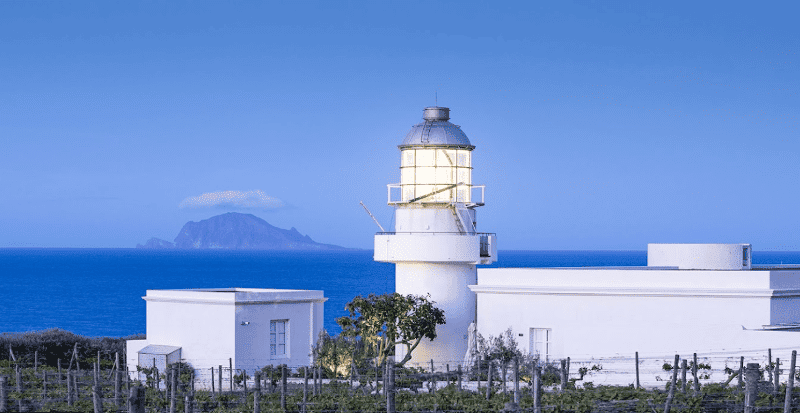 Der Leuchtturm Capofaro Locanda & Malvasia mit Hotel von der Seitenansicht