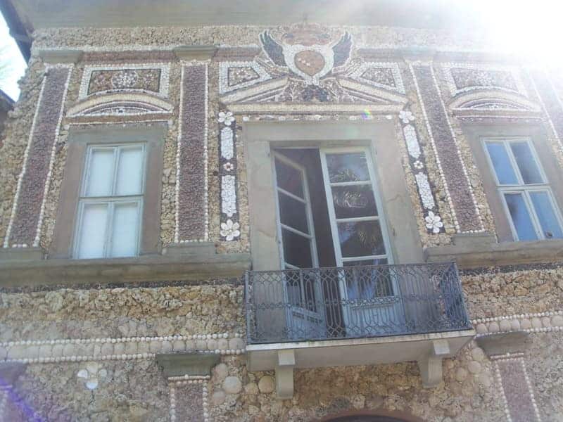 Muschelfassade eines Gebäudes im Botanischen Garten