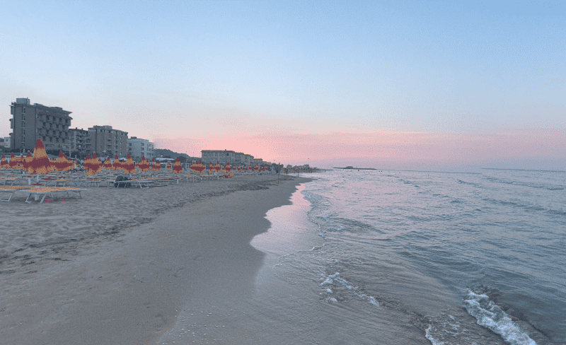 Strand in Pesaro während der Abenddämmerung