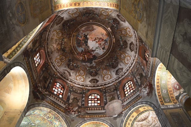 Die Kuppel mit schöner byzantinischer Bemalung in Ravenna