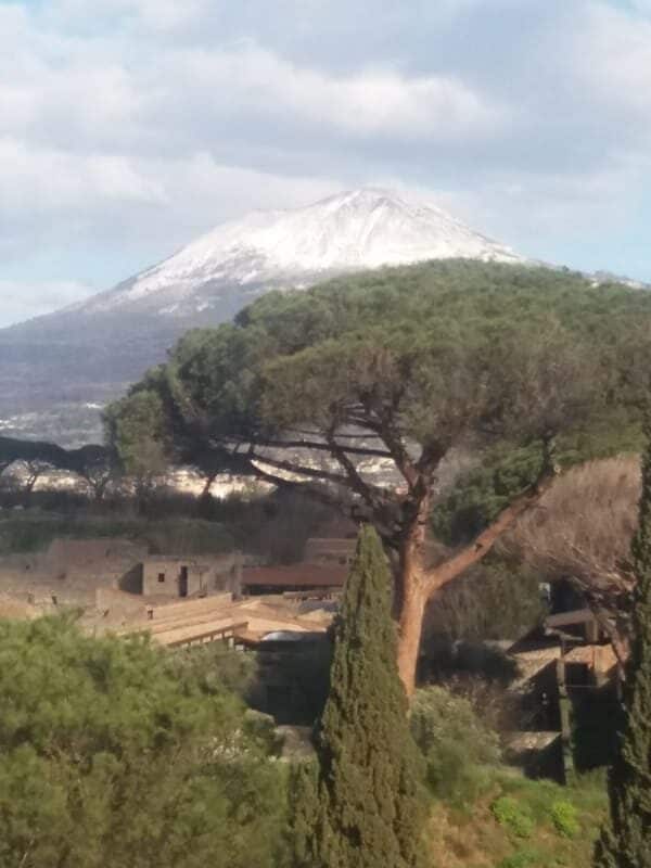 Vesuv noch mit Schnee im März