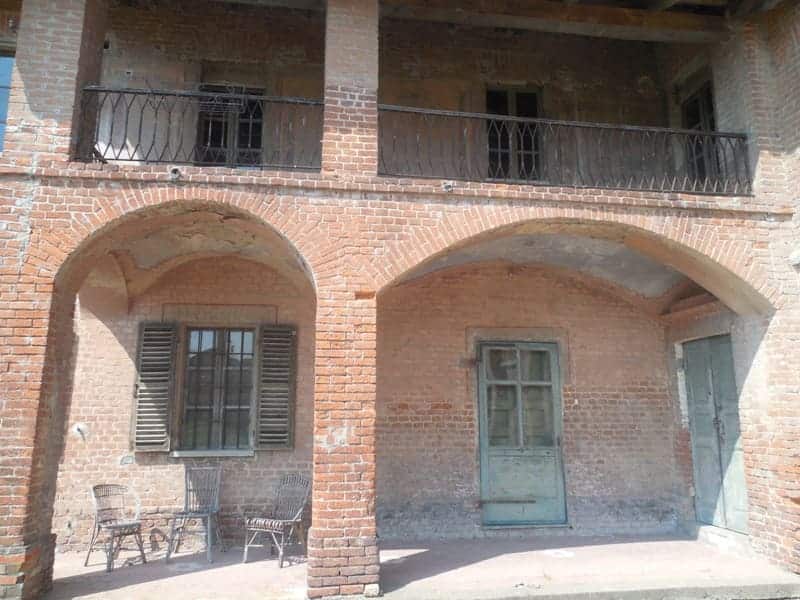 traditionelle Türen der Cascina Colombara nahe Pavia