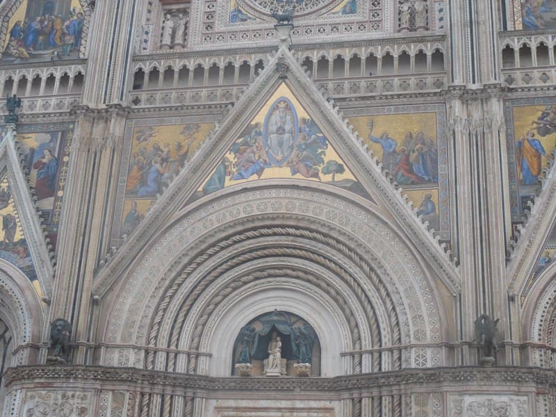 Die gotische Fassade des Doms in Orvieto