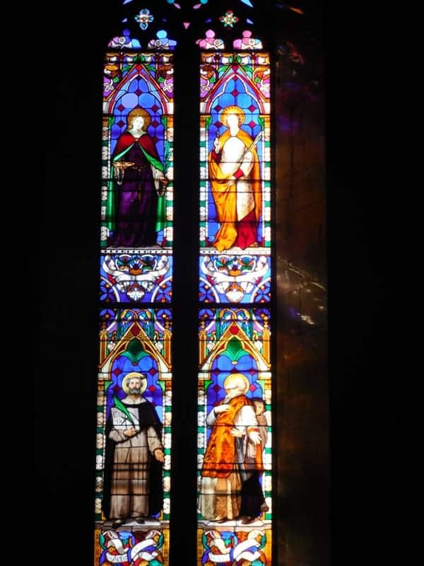 Gotische Glasmalerei in einer Kirche am Comersee