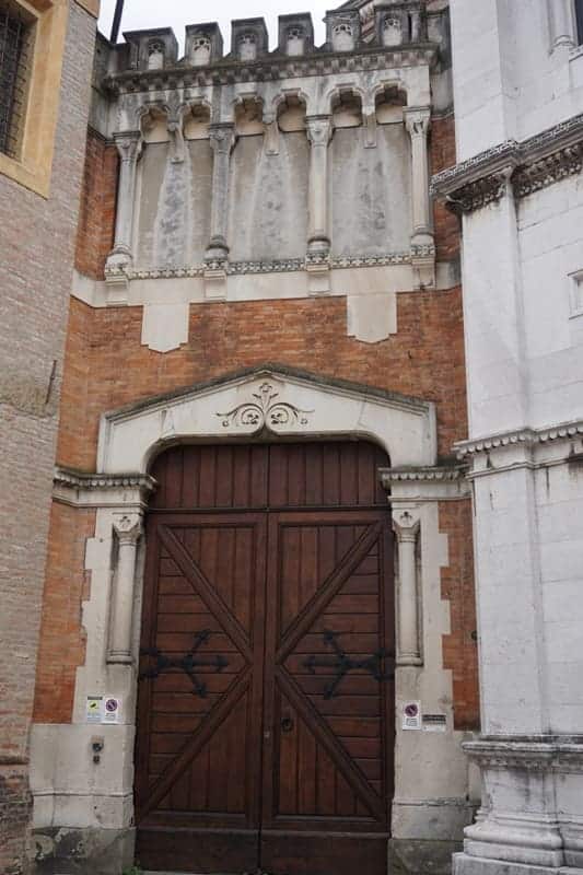 großes Eingangsportal im Padua