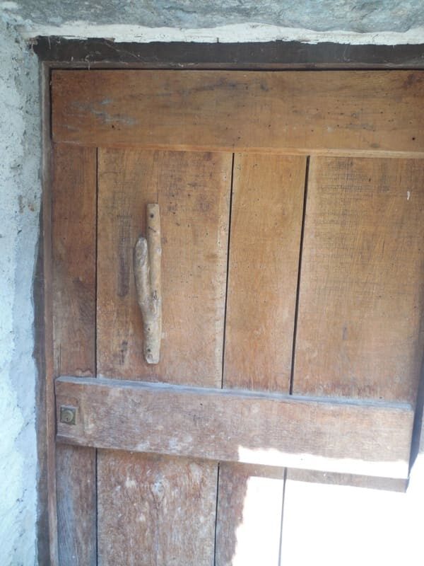 Traditionelle Haustür mit Holzgriff