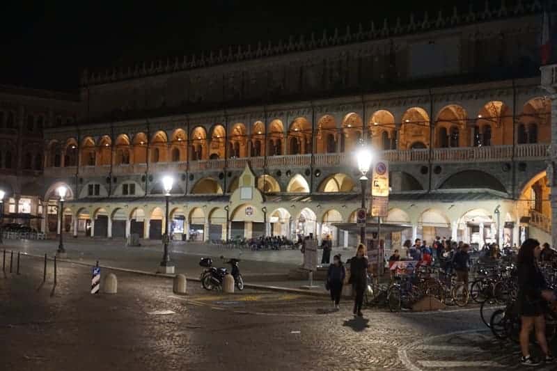 der Palazzo della Ragione nachts beleuchtet