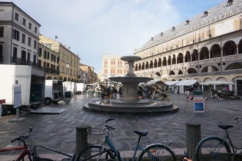 der Palazzo della Ragione auf der Piazza mit Markt