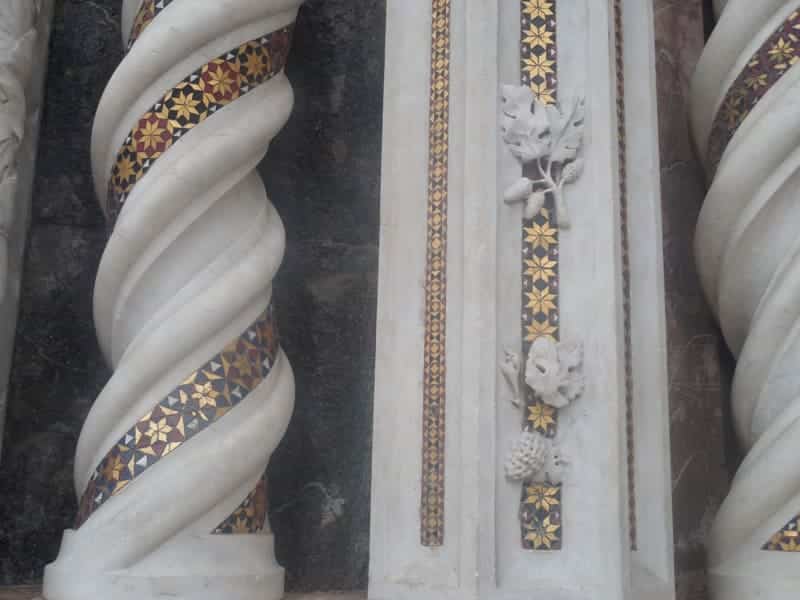 Gotische Portalornamente am Dom von Orvieto in Italien