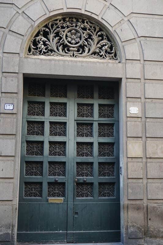 traditionelle Tür mit Keramikverzierungen in Padua