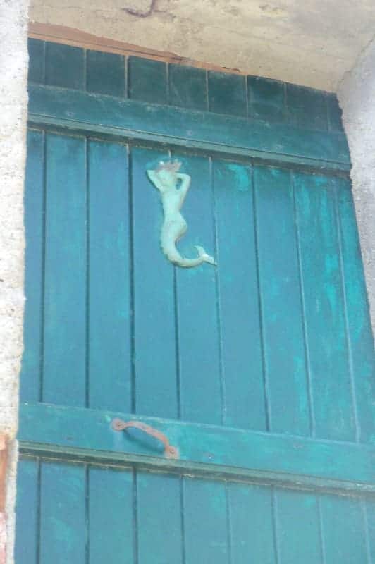 traditionelle Tür in Camogli mit Meerjungfrau