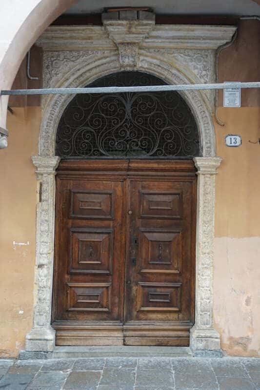 imposante verzierte Tür in Padua