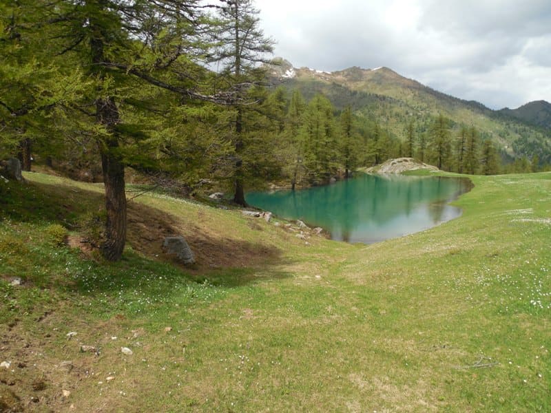 Lago Nero mit Gebirgspanorama
