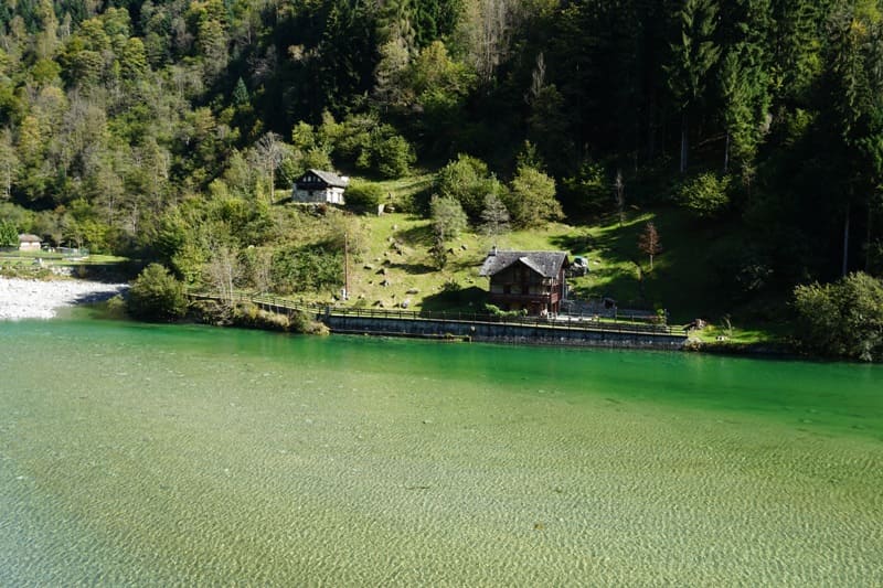 Das andere Seeufer mit Behausungen des Lago di Rimasco
