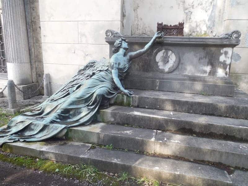 Engel-Statue am Grab in Staglieno in Genua