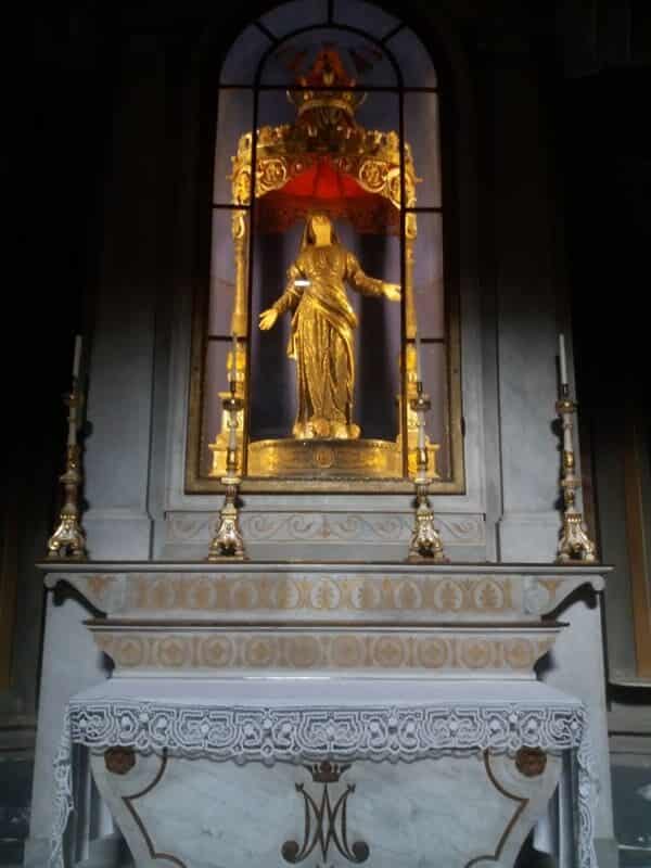 Altar der Kathedrale mit Marienfigur