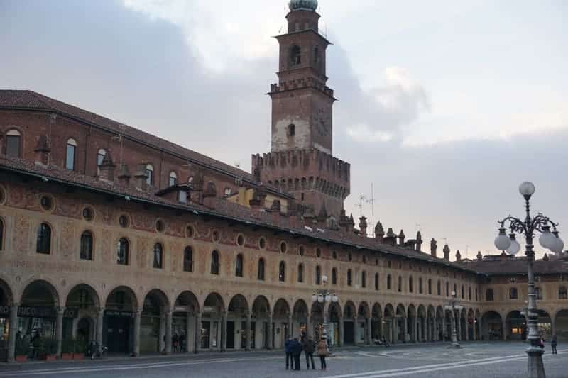 Blick auf die Arkaden und den Torre Bramante auf der Piazza Ducale in Vigevano