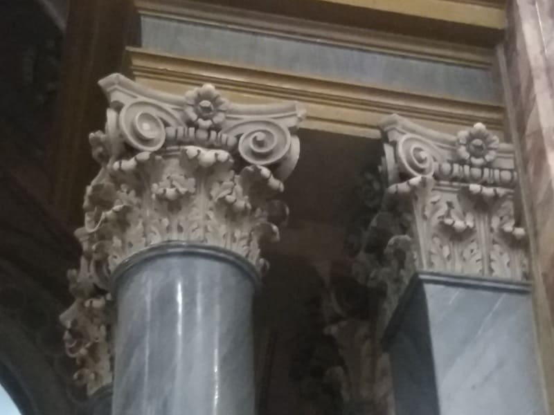 florale Kapitelle im Hauptschiff der Kathedrale von Ivrea