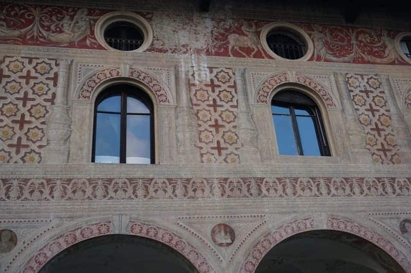 zahlreiche Fresken verzieren die Arkaden und Wohnhäuser auf der Piazza Ducale