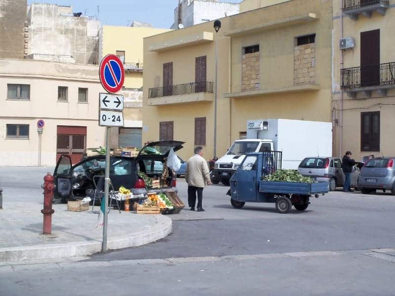 Obst- und Gemüsehändler in Trapani beim Verkauf ihrer Waren