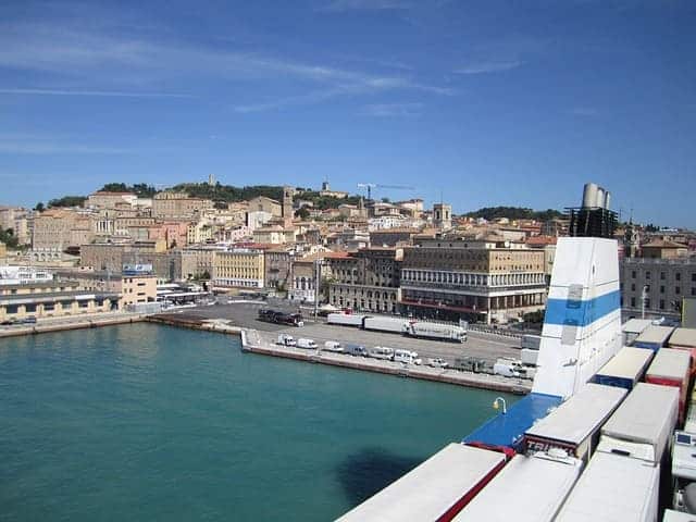 Der Hafen von Ancona von der Autofähre aus gesehen