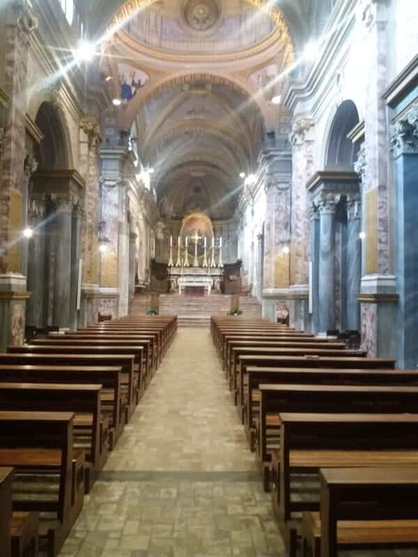 Hauptschiff mit Altar der Kathedrale