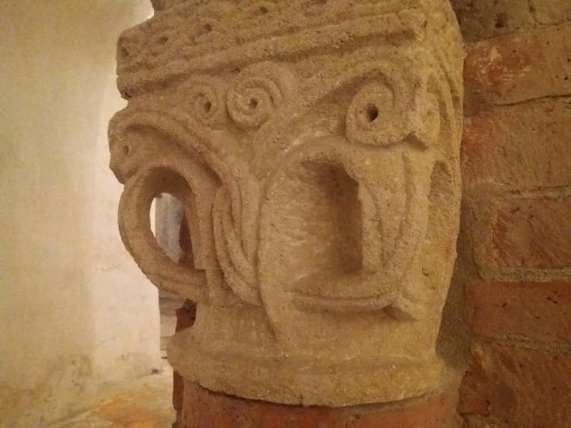Detail von einem Kapitell aus der Krypta