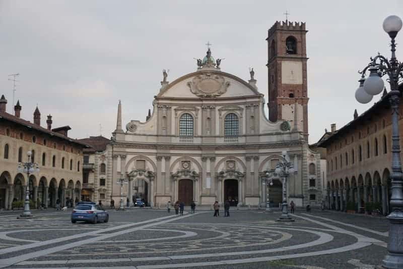 Blick auf die Kathedrale von Sant'Ambrogio in Vigevano