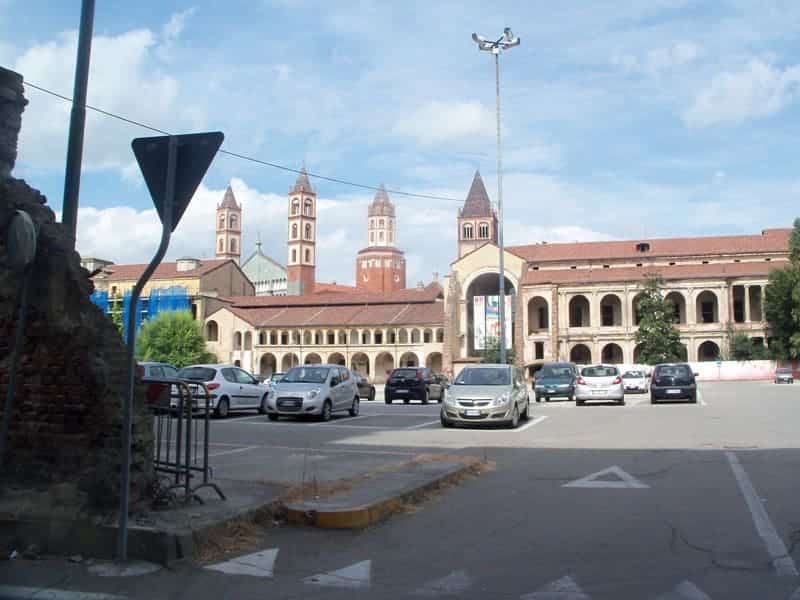 die Piazza Antico Ospedale, im Hintergrund die Basilika Sant'Andrea
