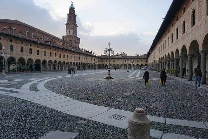 die imposante Piazza Ducale in Vigevano ist immer Treffpunkt der Einheimischen