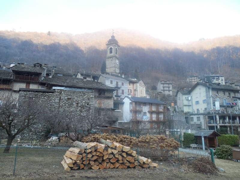 Piedicavallo im Winter, schön zu sehen ist das geschlagene Holz für die Heizung