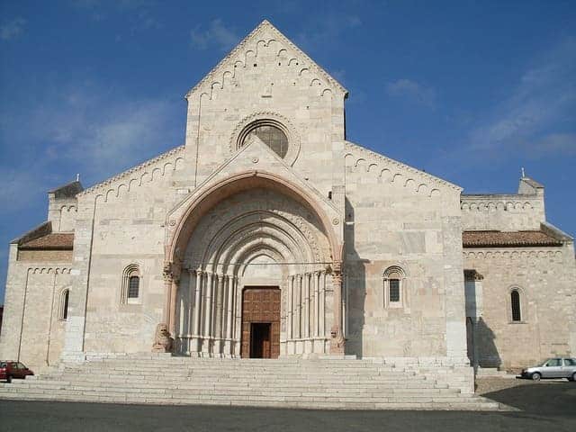Die Fassade der Kathedrale San Ciriaco