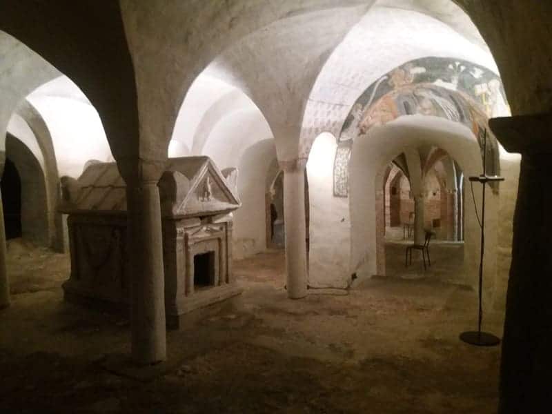 Ansicht auf den römischen Sarg in der Krypta