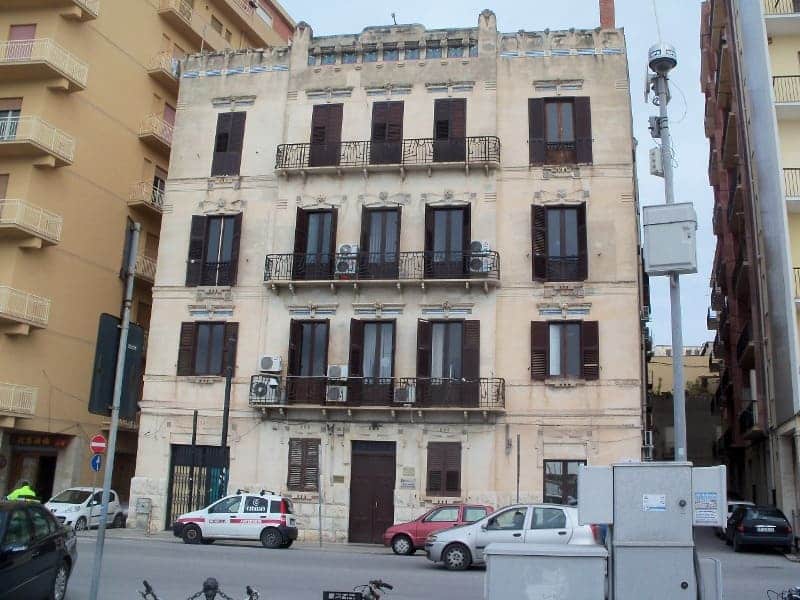 typisches mehrstöckiges Wohnhaus in Trapani