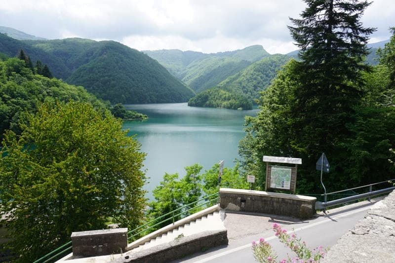 Blick über den Vagli-See mit seinen üppig grünen Bergen