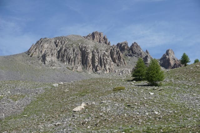 Bergmassive mit viel Schutt und Geröll begleiten einen stets
