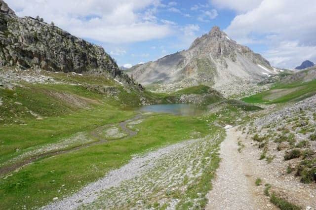 Vorbei an einem kleinen See vor dem Oronaye-See