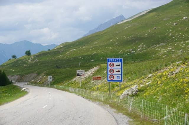 Nach wenigen Kurven ist der Parkplatz rechts erreicht