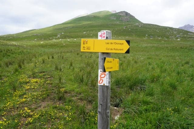 Der Wegweiser gibt das Ziel an: Col de Roburent